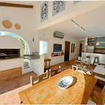 Ap/Casa com jardim em condomínio na beira da praia
